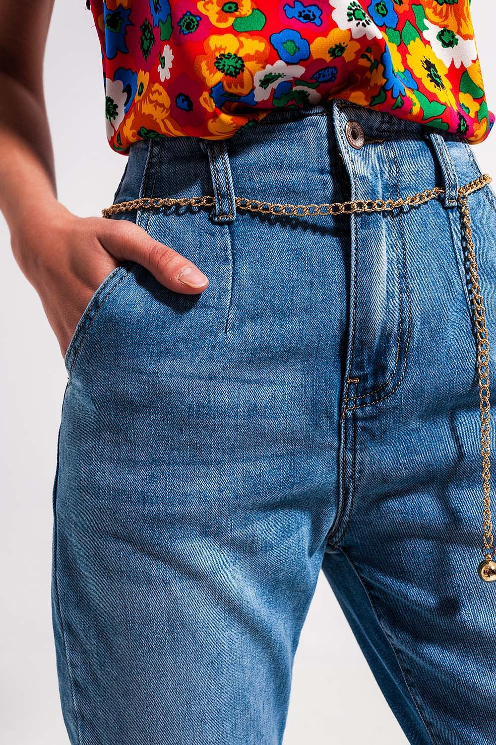 Jeans dritti a vita alta con cintura lavaggio chiaro