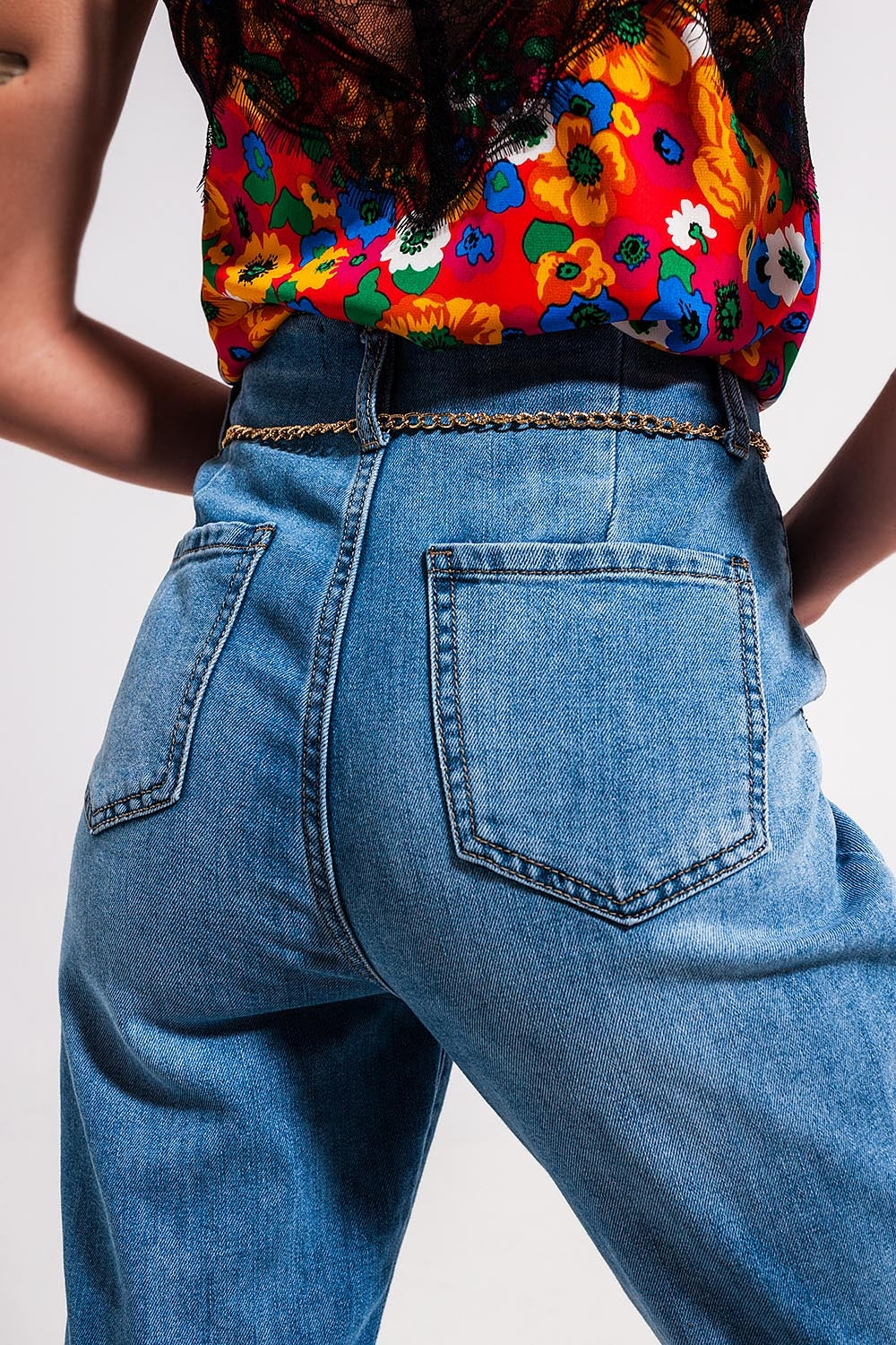 Jeans dritti a vita alta con cintura lavaggio chiaro