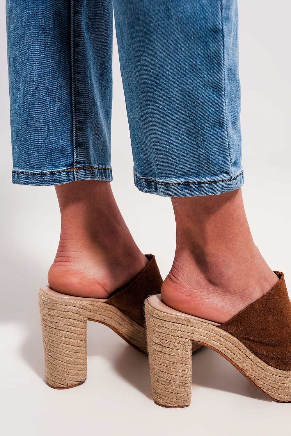 Jeans dritti a vita alta con cintura lavaggio chiaro