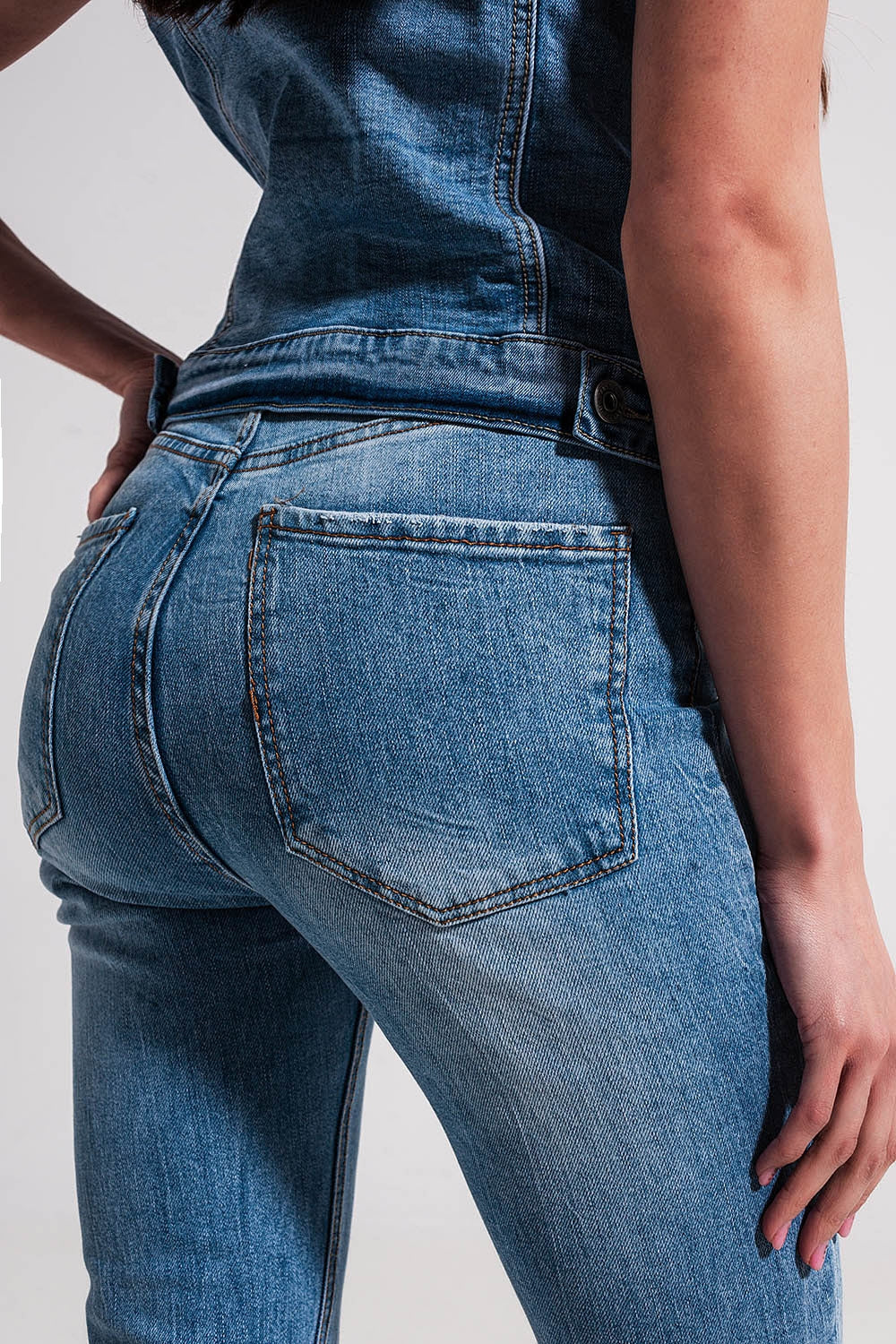 Jeans dritti blu chiaro con fondo sfrangiato