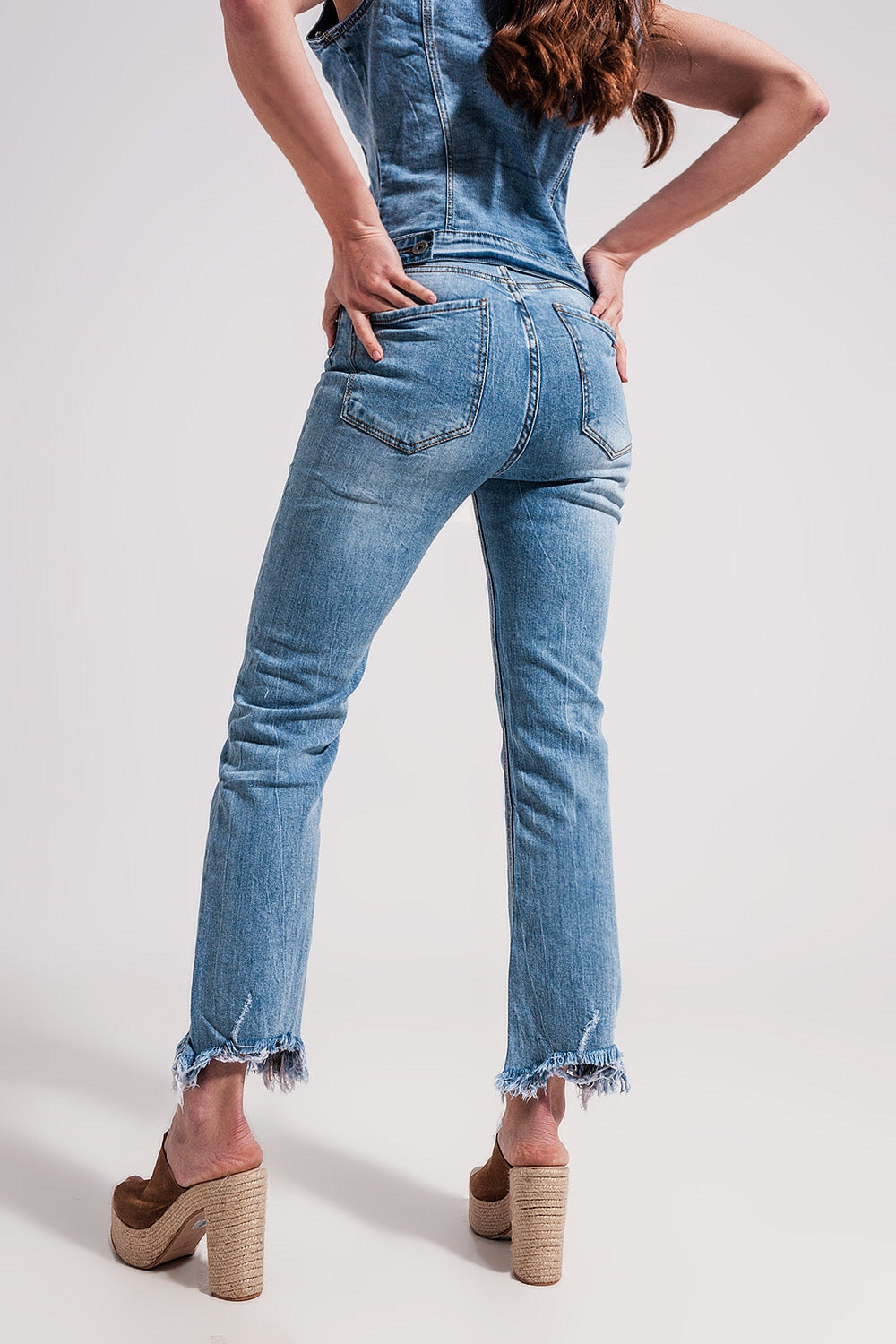 Jeans dritti blu chiaro con fondo sfrangiato