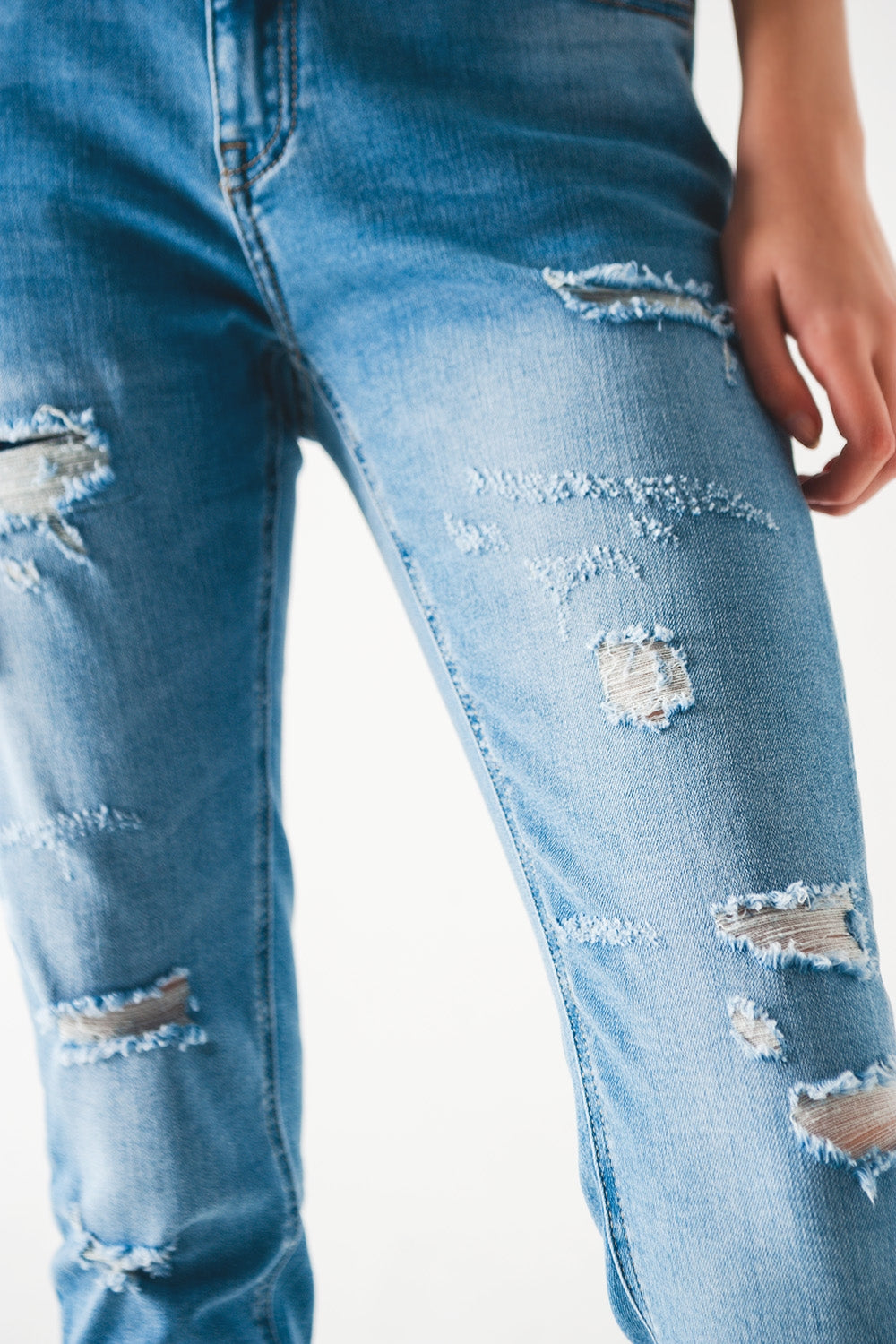 Jeans dritti blu medio con strappi