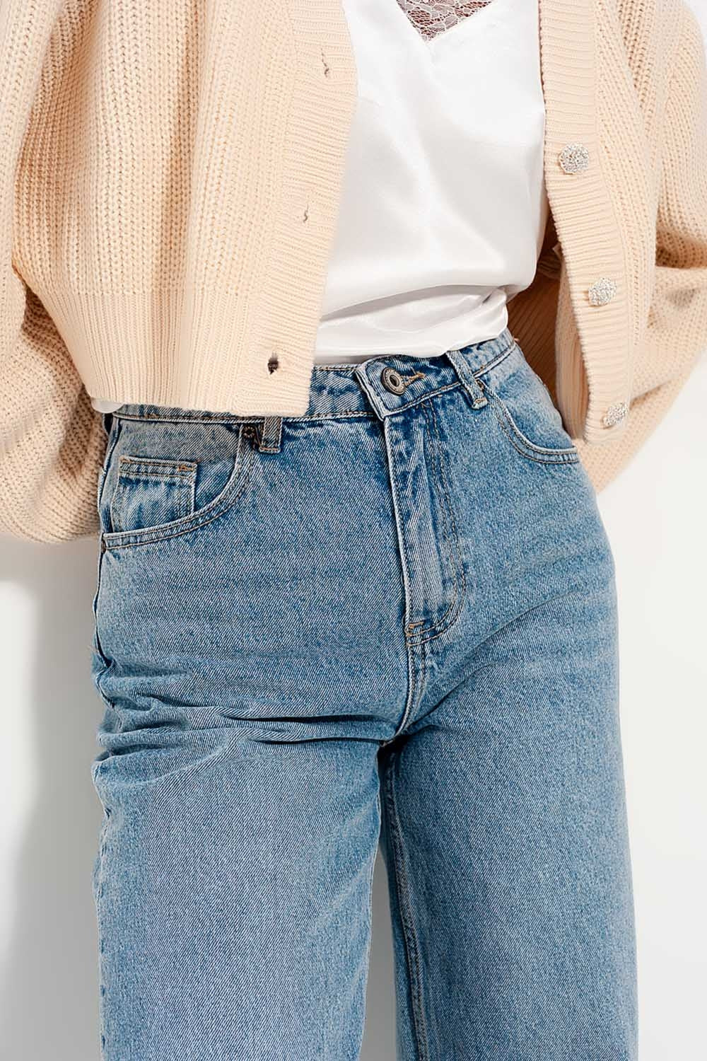 Jeans dritti comodi lavaggio candeggiato con risvolti