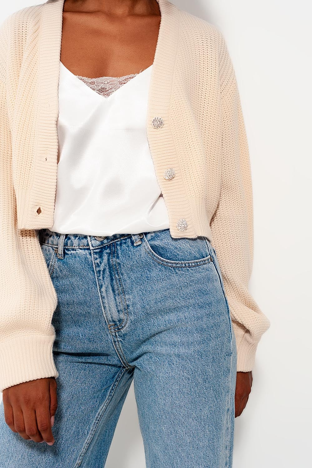 Jeans dritti comodi lavaggio candeggiato con risvolti