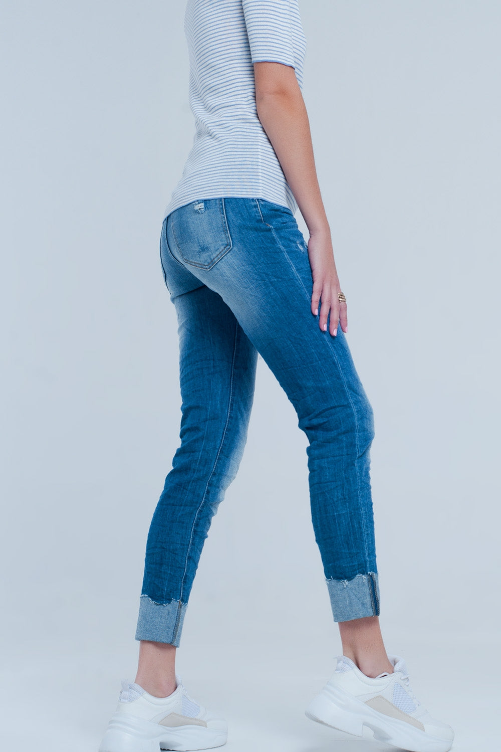 Jeans dritti con fondo sfrangiato