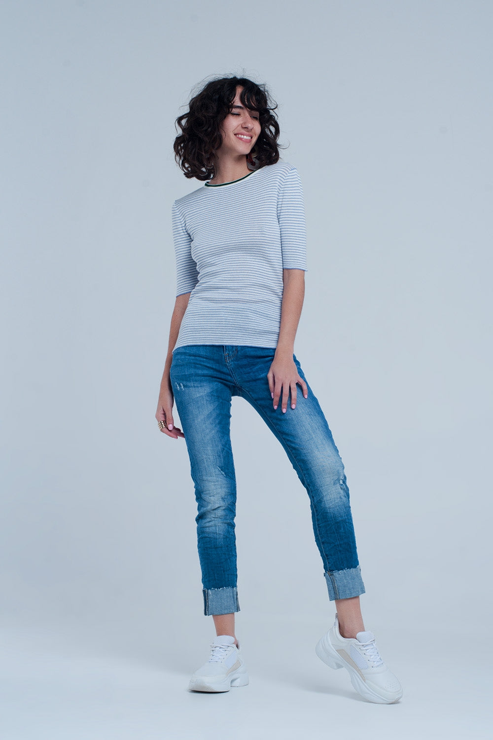 Jeans dritti con fondo sfrangiato