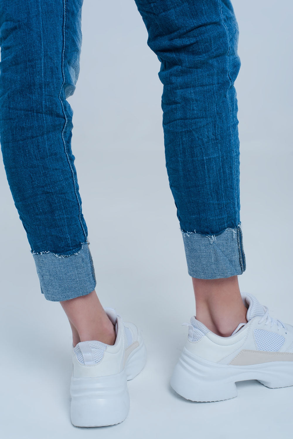 Jeans dritti con fondo sfrangiato