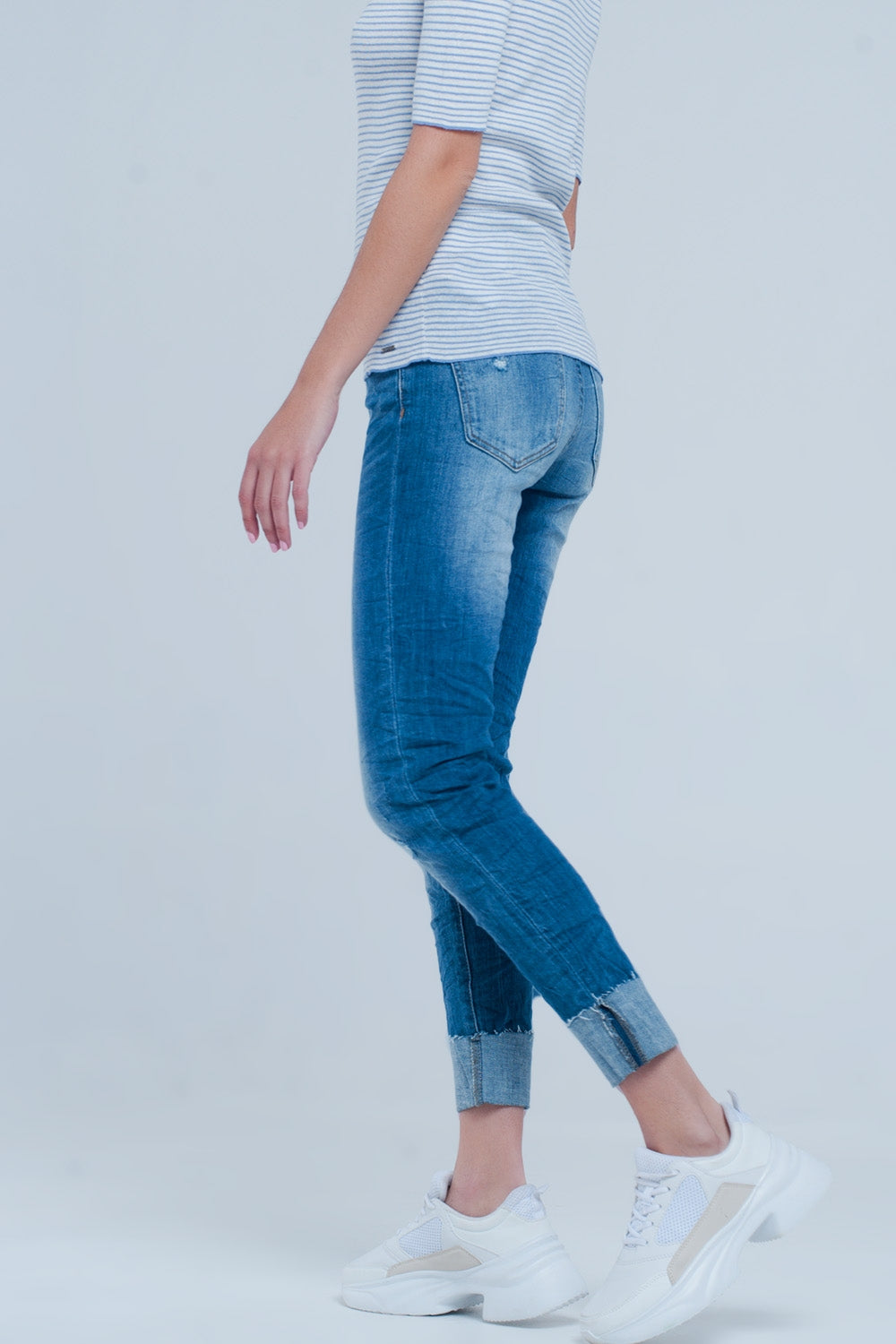 Jeans dritti con fondo sfrangiato