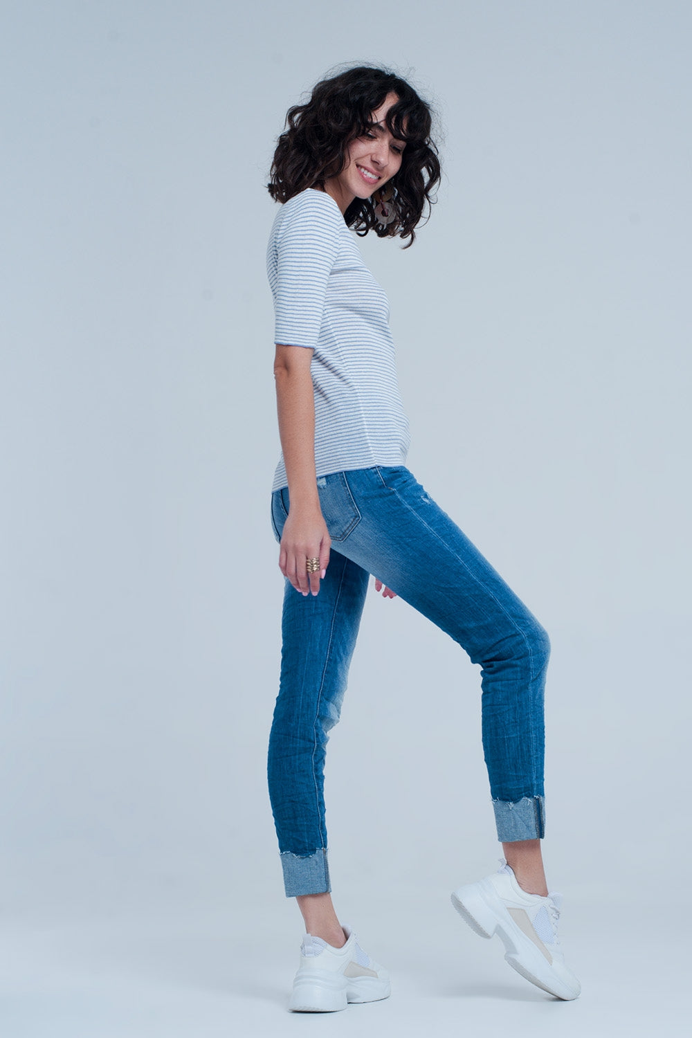Jeans dritti con fondo sfrangiato