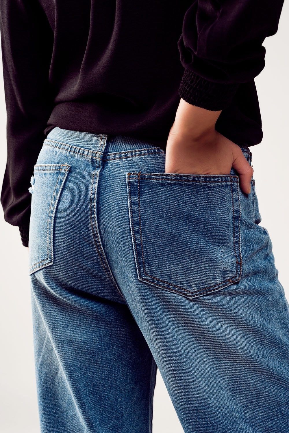 Jeans dritti con strappi sulle ginocchia lavaggio azzurro