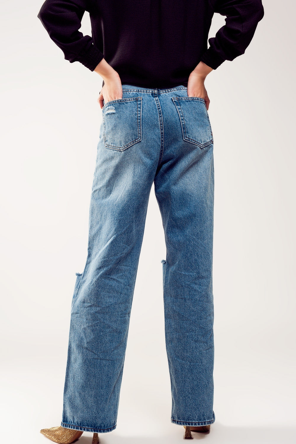 Jeans dritti con strappi sulle ginocchia lavaggio azzurro