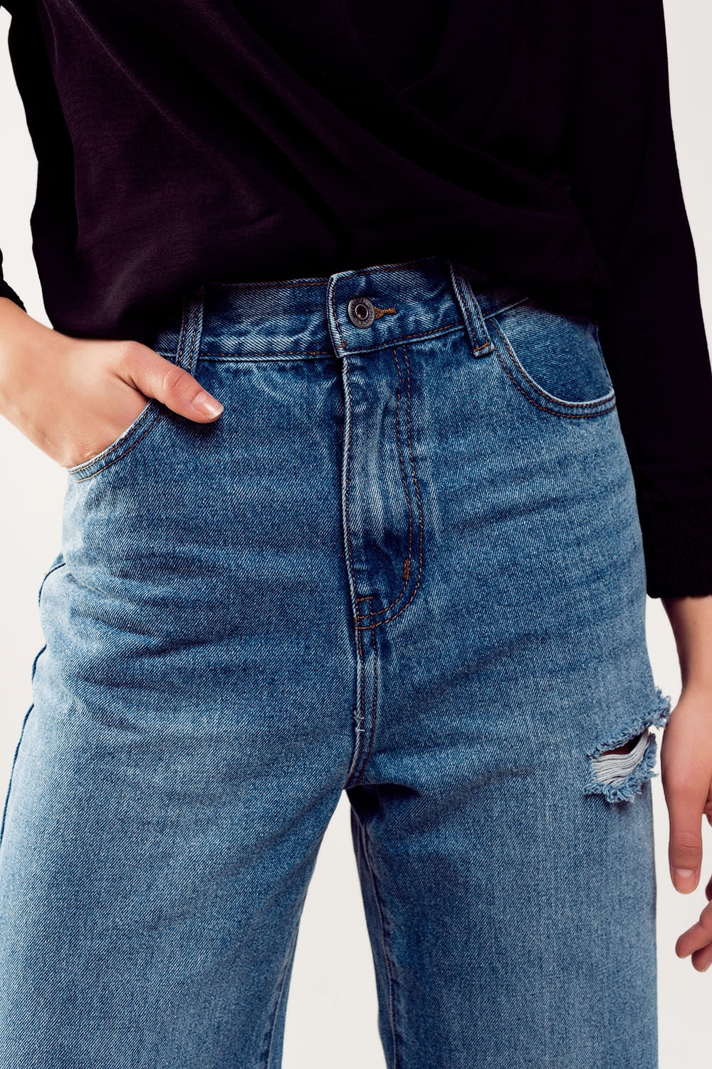 Jeans dritti con strappi sulle ginocchia lavaggio azzurro