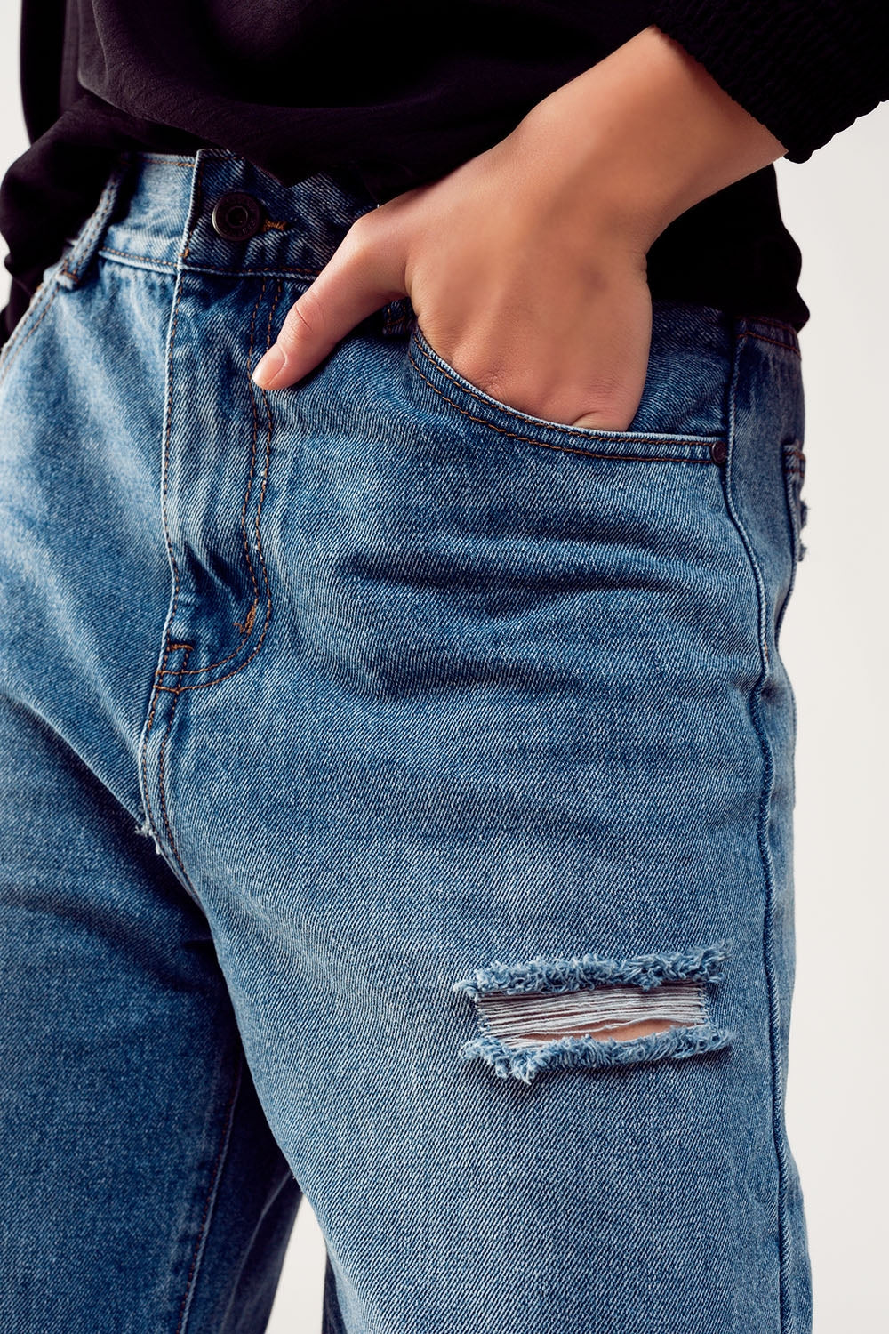 Jeans dritti con strappi sulle ginocchia lavaggio azzurro