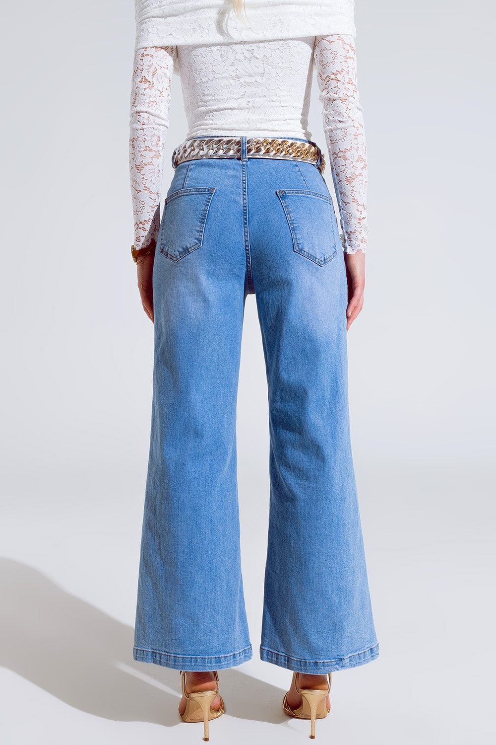 Jeans dritti e svasati in blu lavato con dettaglio di bottoni