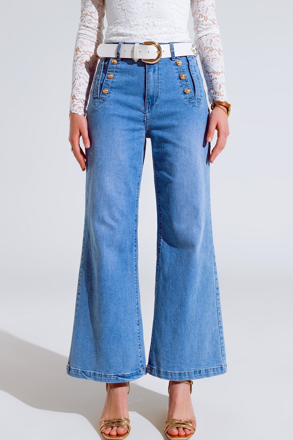 Q2 Jeans dritti e svasati in blu lavato con dettaglio di bottoni