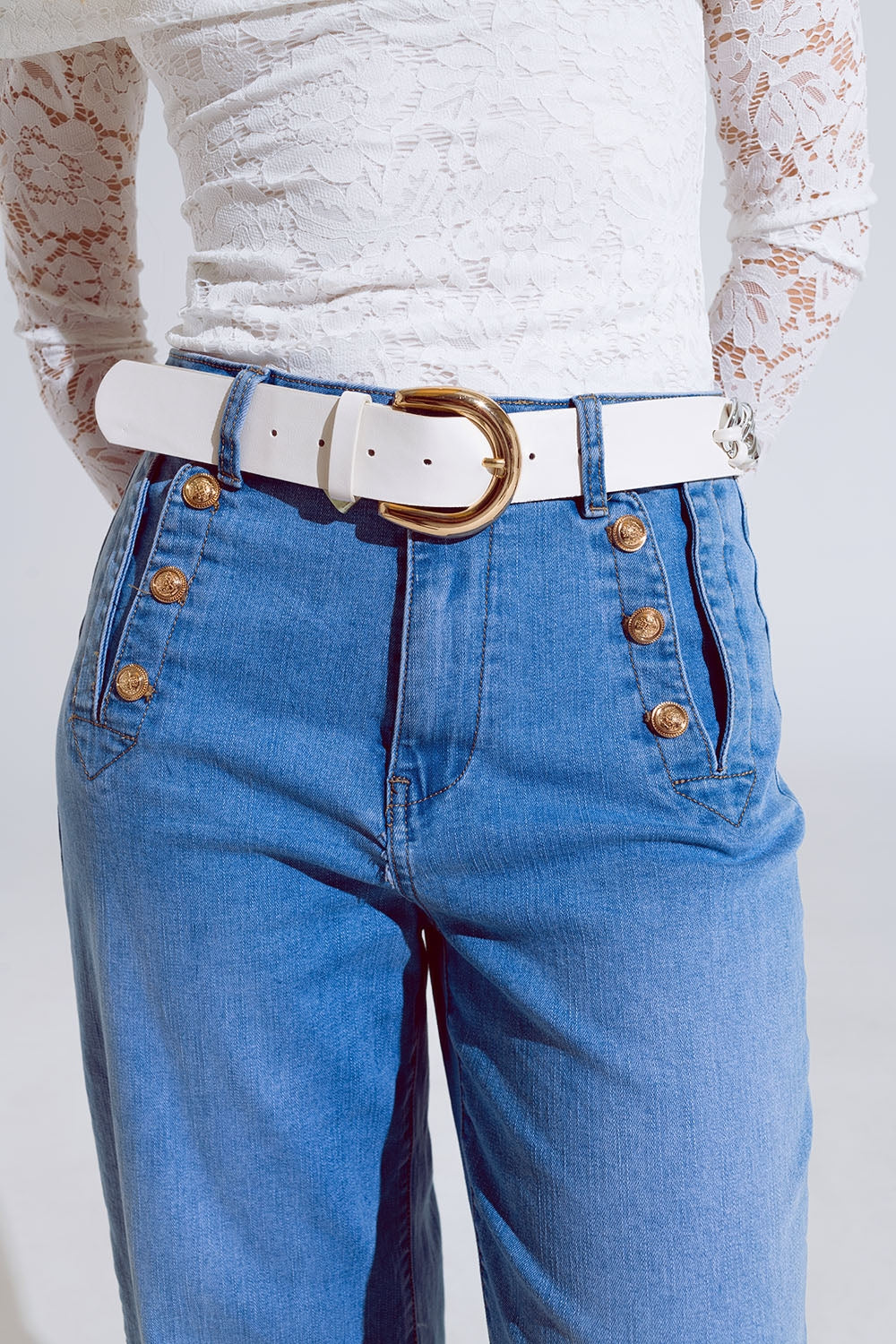 Jeans dritti e svasati in blu lavato con dettaglio di bottoni