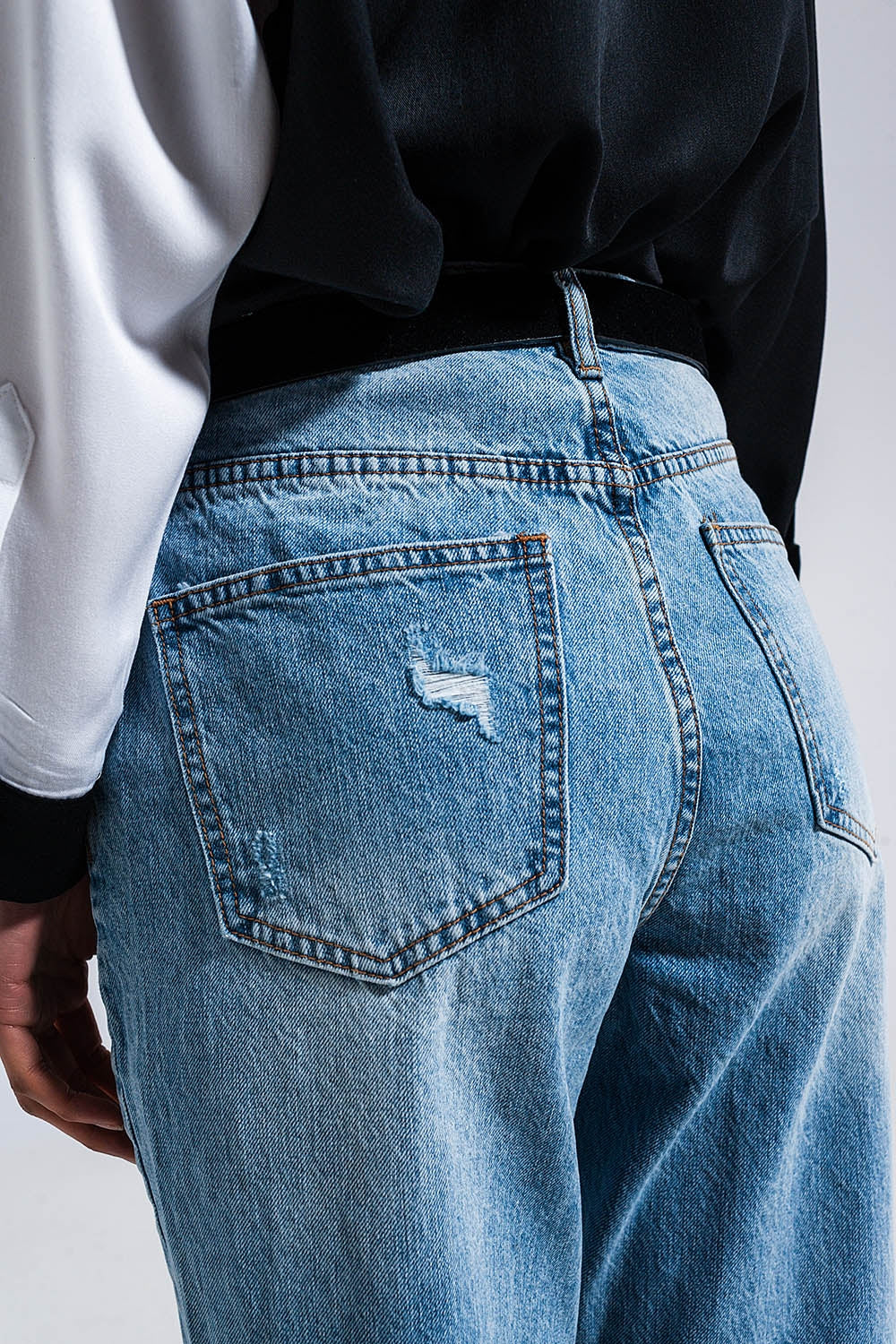 Jeans dritti in denim blu medio invecchiato