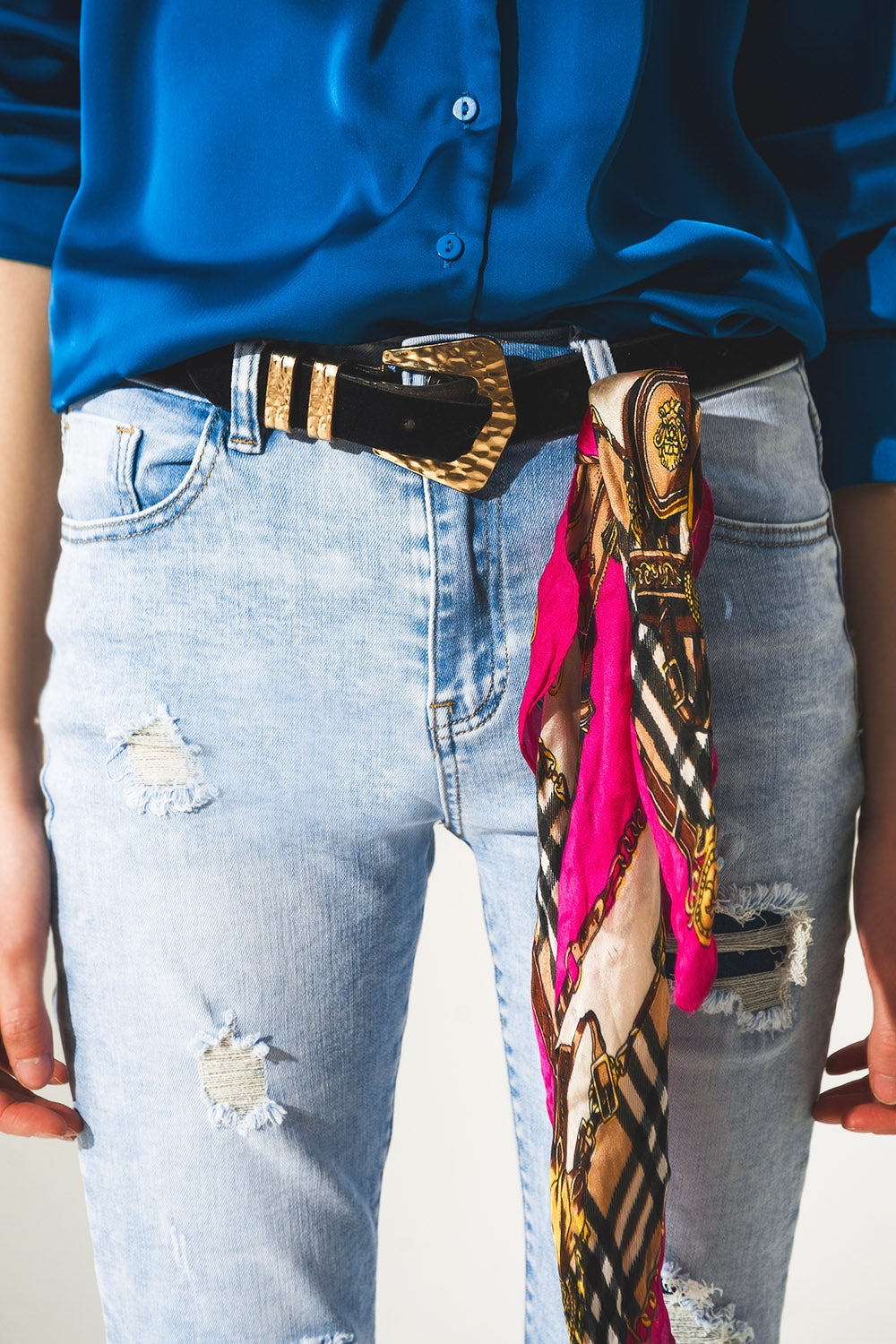 Jeans dritti strappati con dettaglio sull'orlo in blu