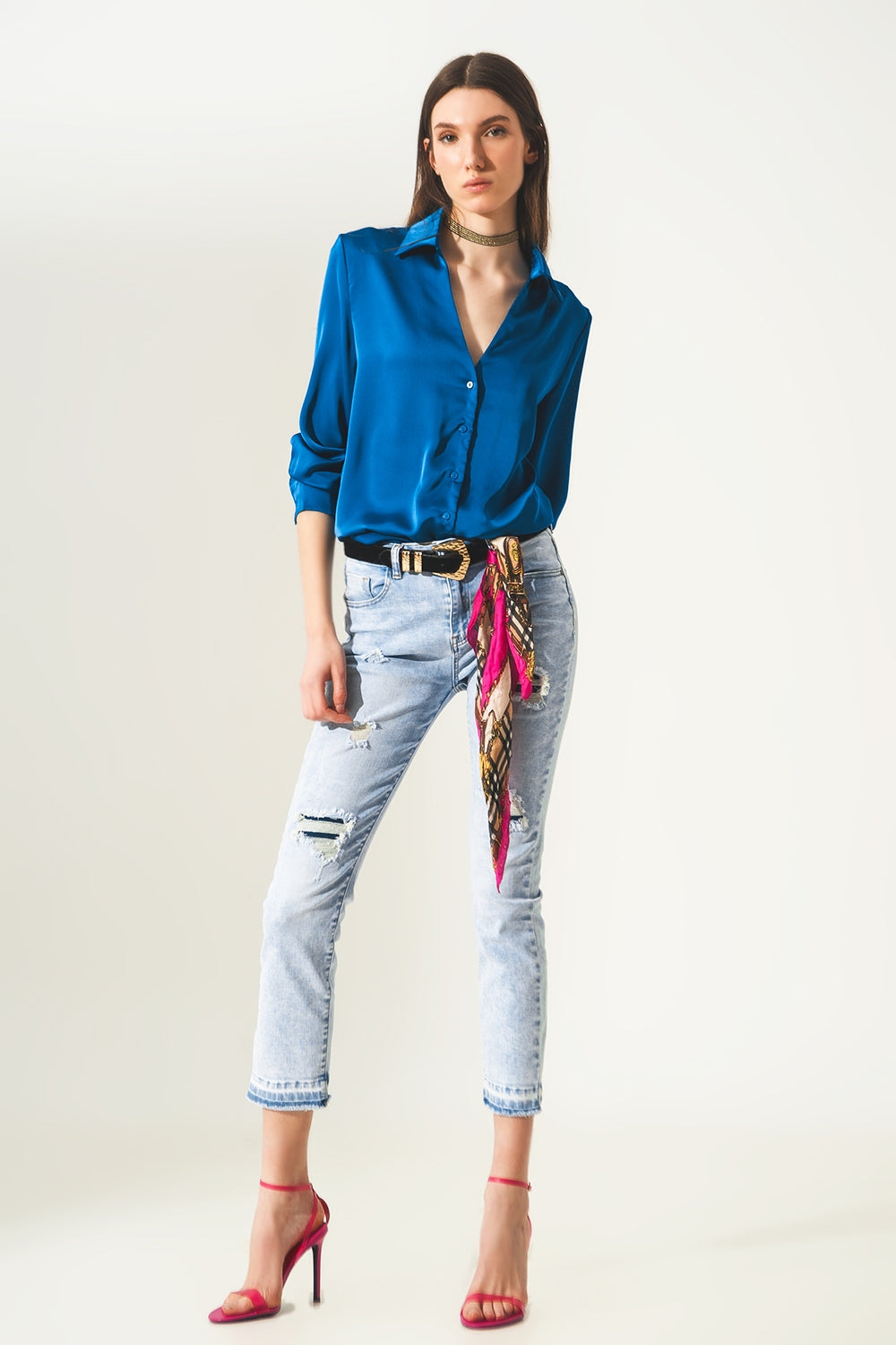 Jeans dritti strappati con dettaglio sull'orlo in blu