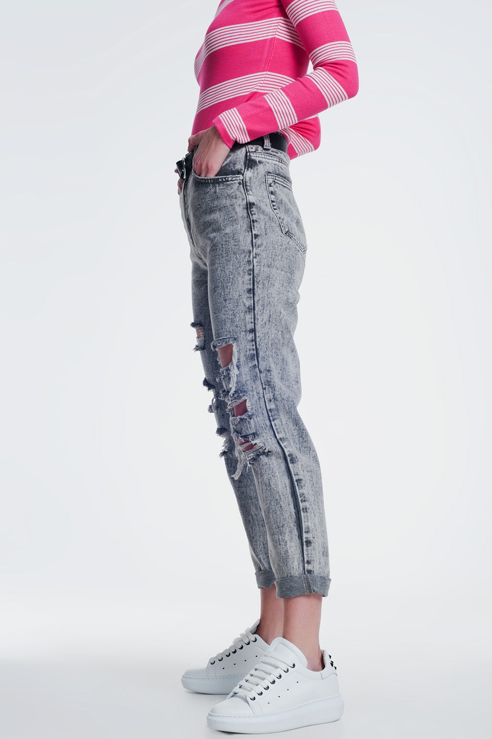 jeans dritti strappati in grigio