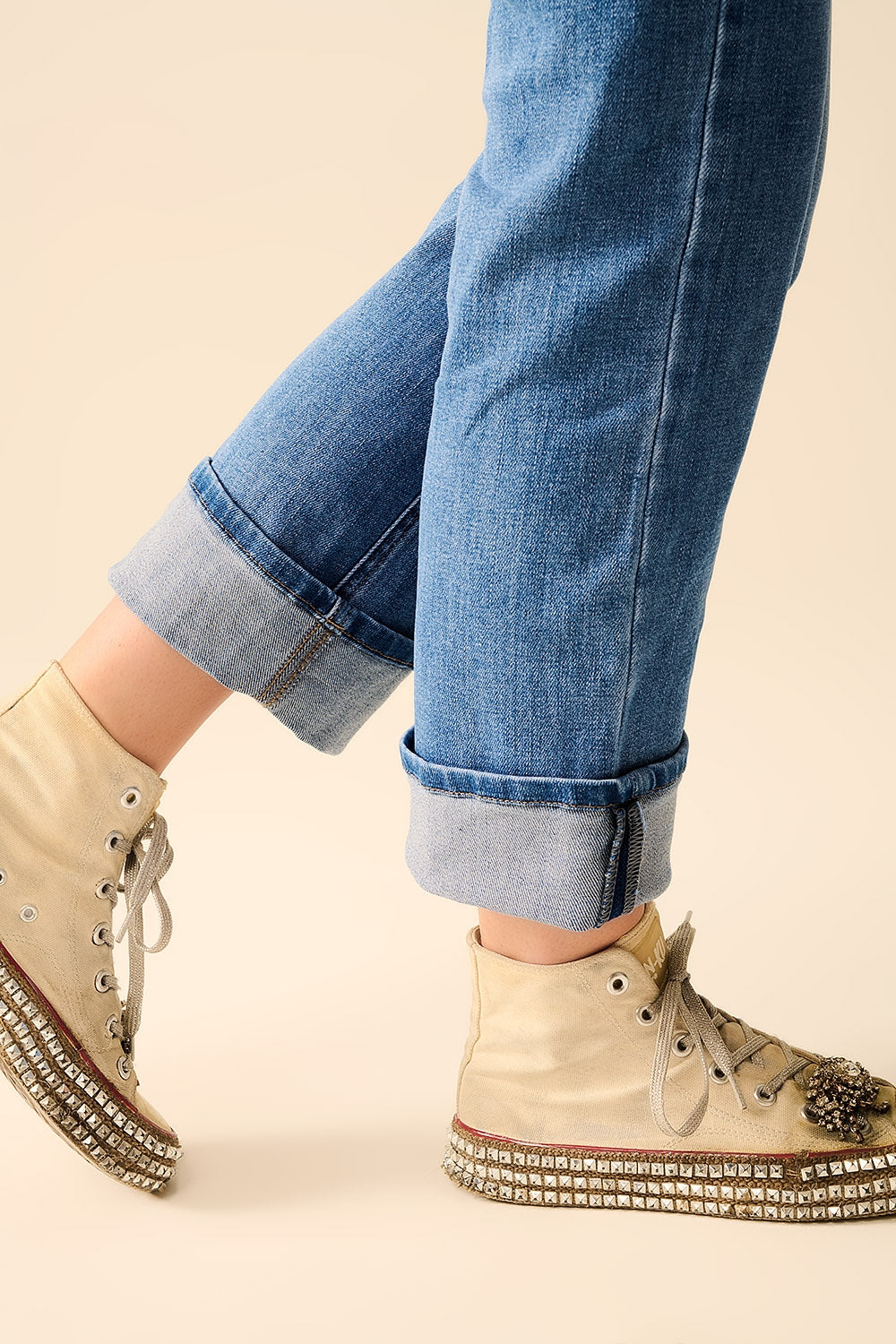 Jeans elasticizzati in denim con orlo dritto in lavaggio medio