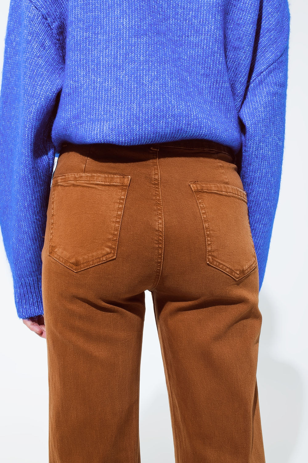 jeans flare a vita alta con tasca frontale in cammello