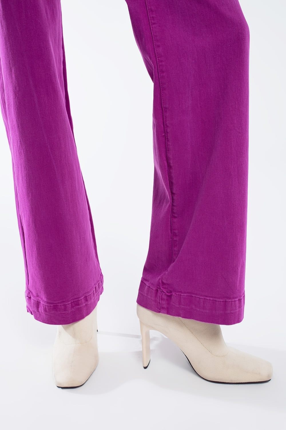 jeans flare a vita alta con tasche frontali in magenta