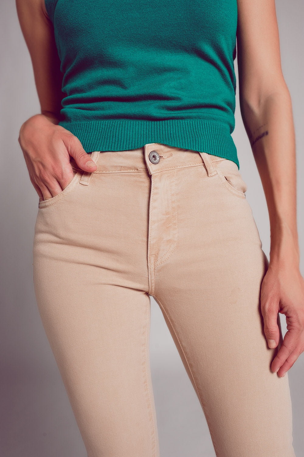 jeans flare a vita alta in sabbia