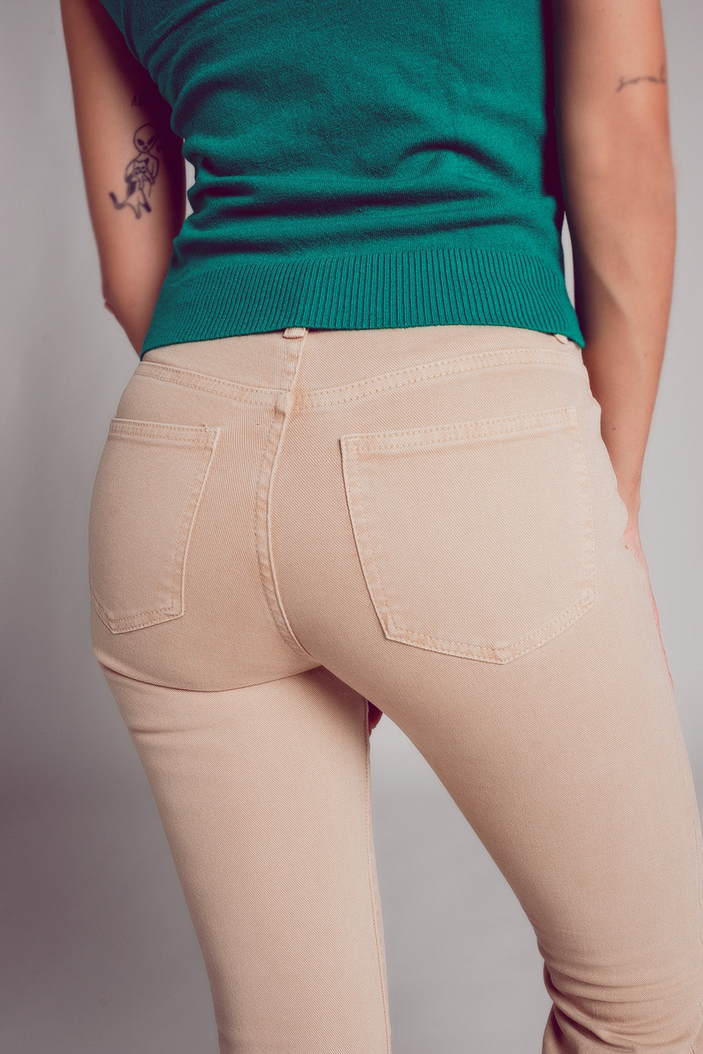 jeans flare a vita alta in sabbia