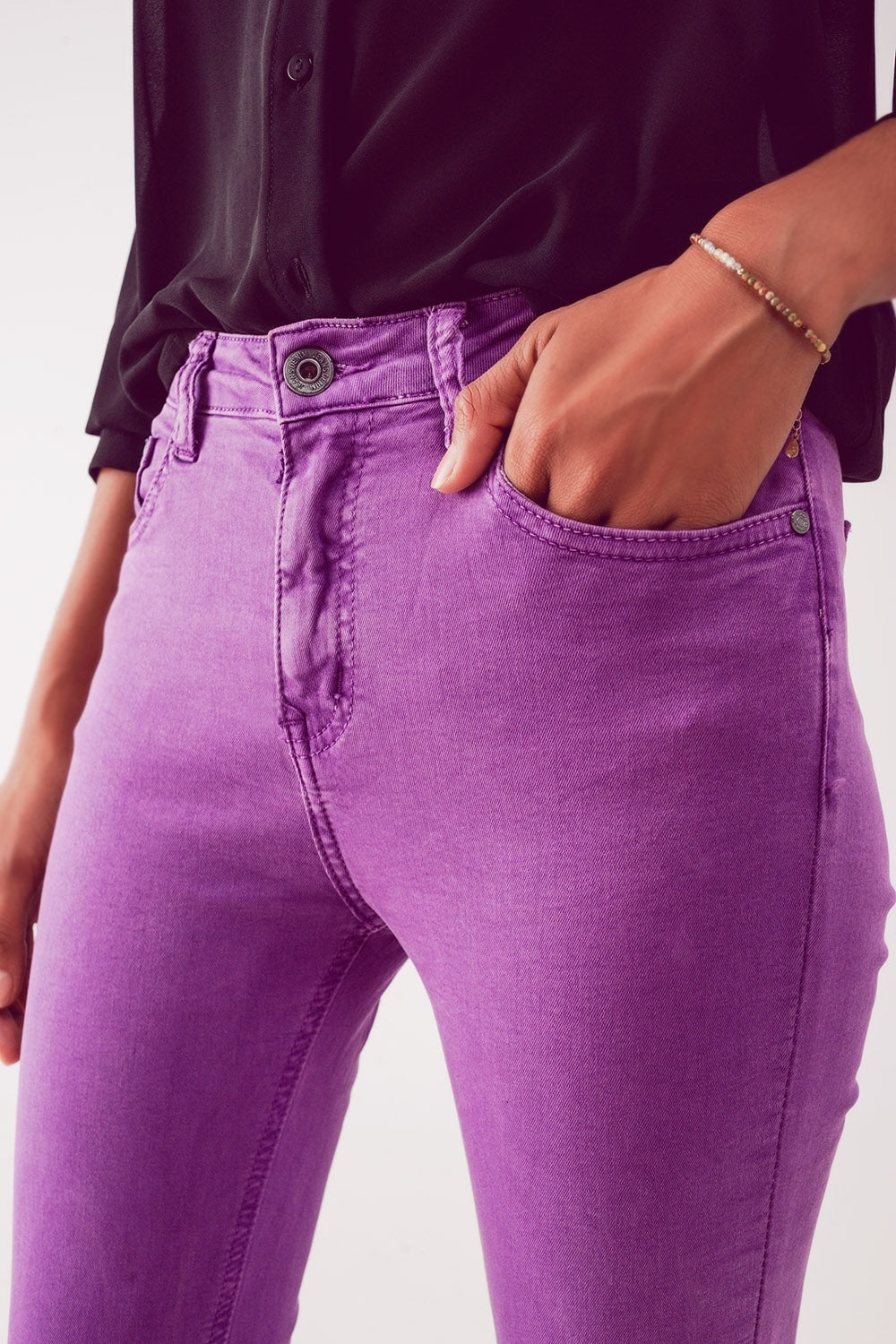 Jeans flare con orlo a vivo in viola