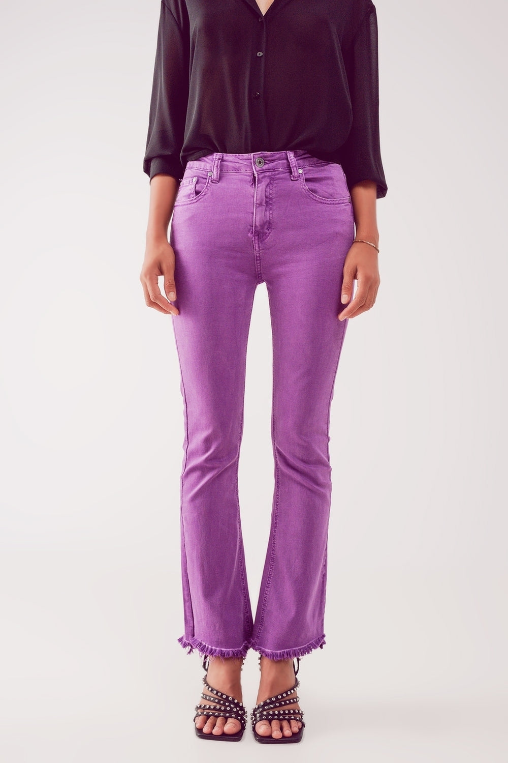 Jeans flare con orlo a vivo in viola