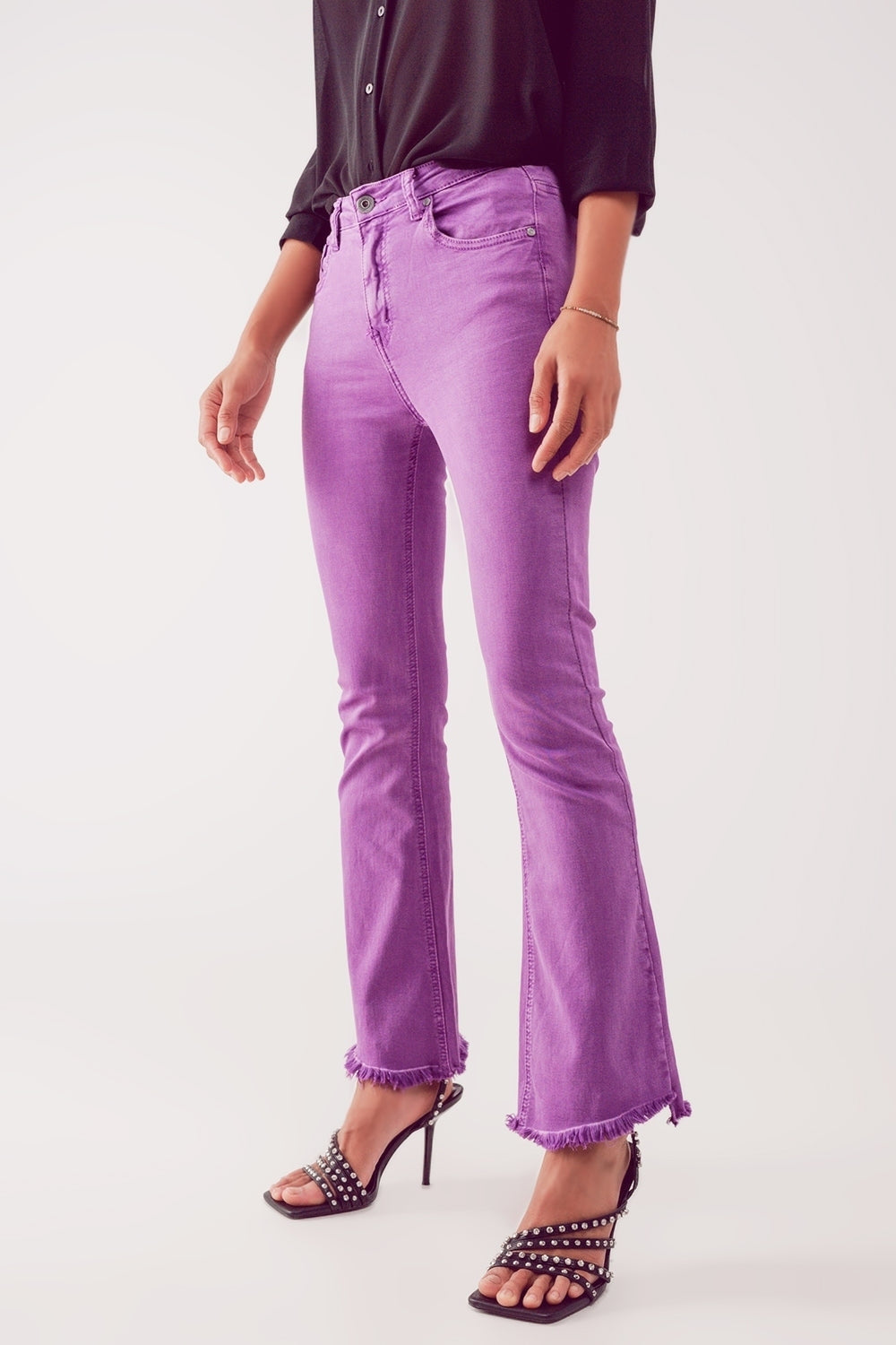 Jeans flare con orlo a vivo in viola