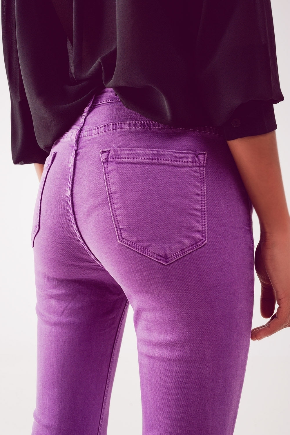 Jeans flare con orlo a vivo in viola