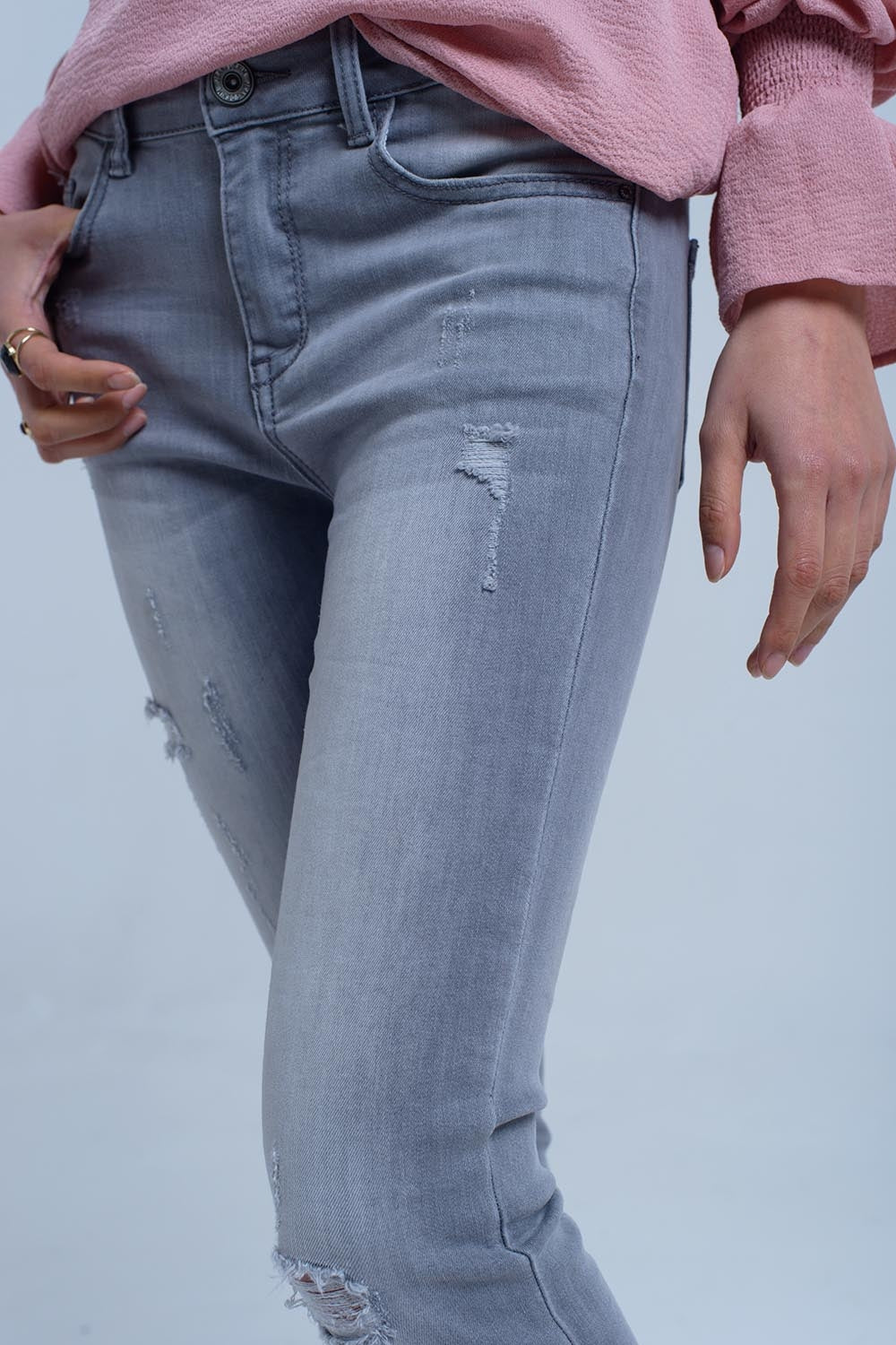 Jeans grigi con dettaglio a strappo