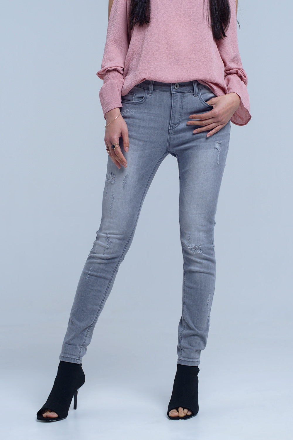 Jeans grigi con dettaglio a strappo