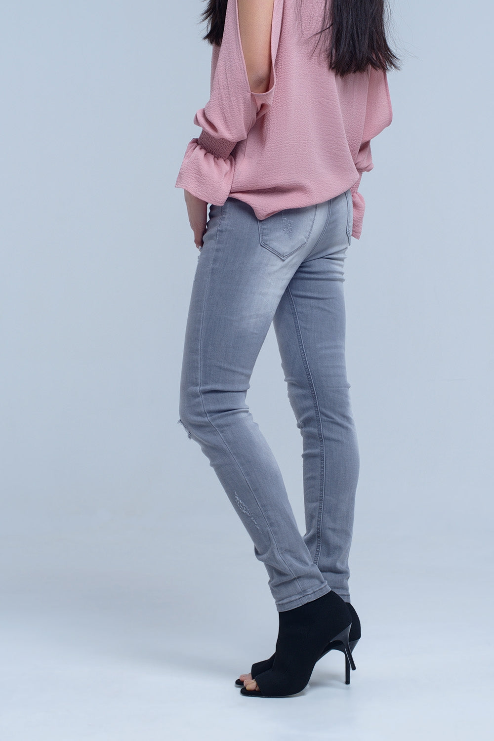 Jeans grigi con dettaglio a strappo