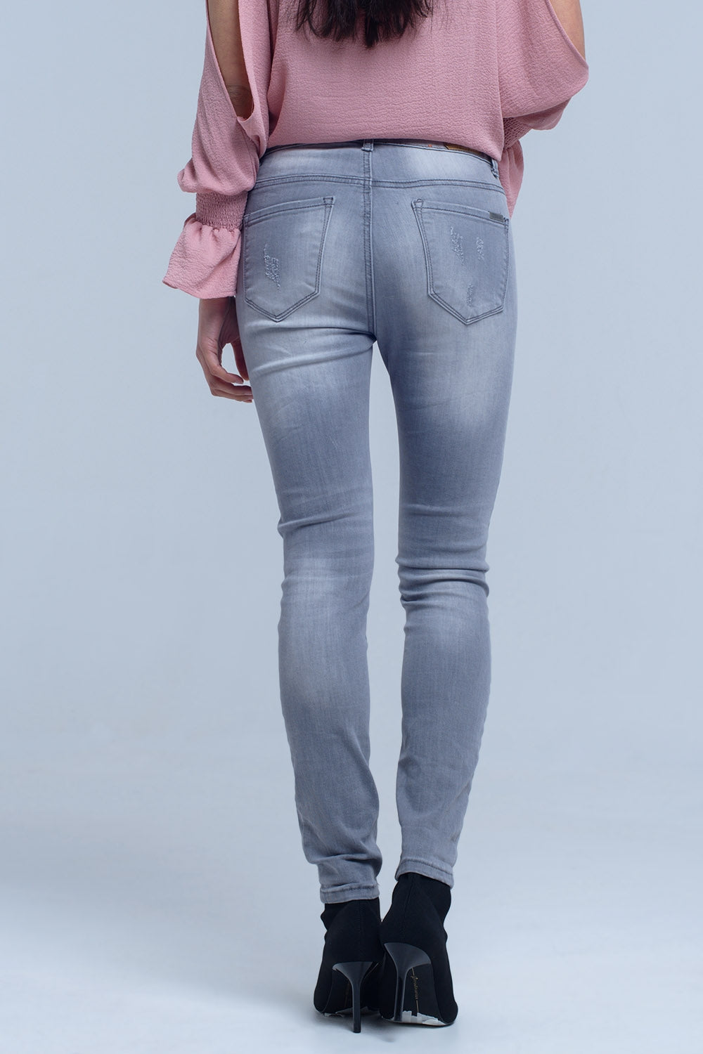 Jeans grigi con dettaglio a strappo