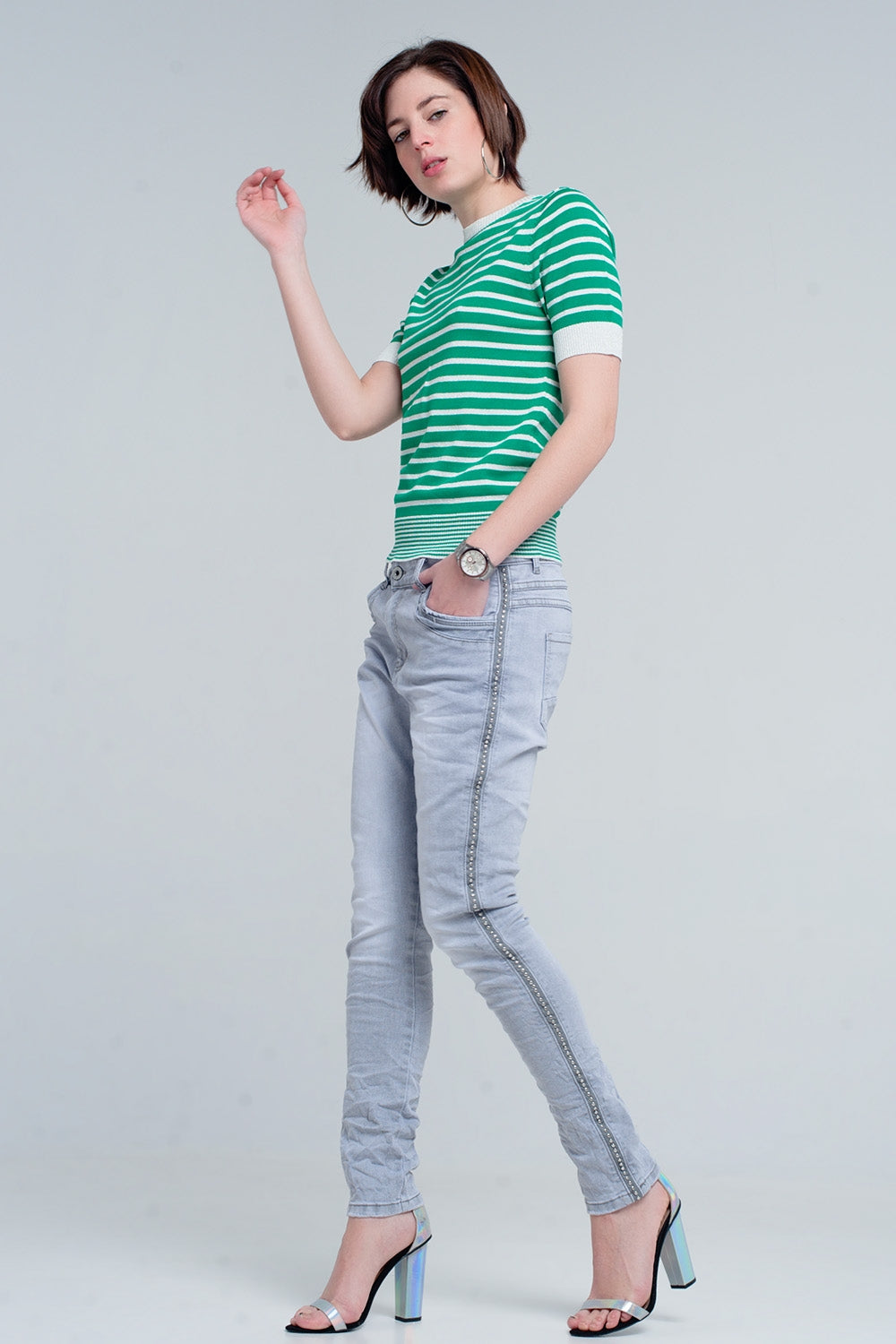 jeans grigio con dettaglio metallico