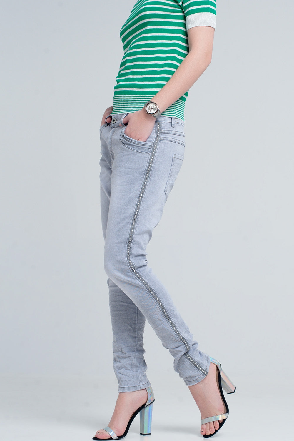 jeans grigio con dettaglio metallico