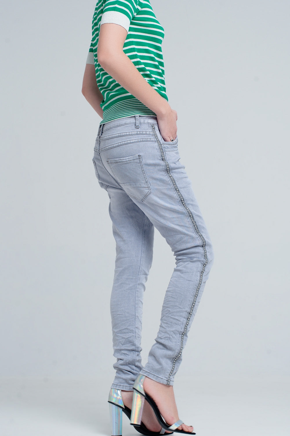 jeans grigio con dettaglio metallico