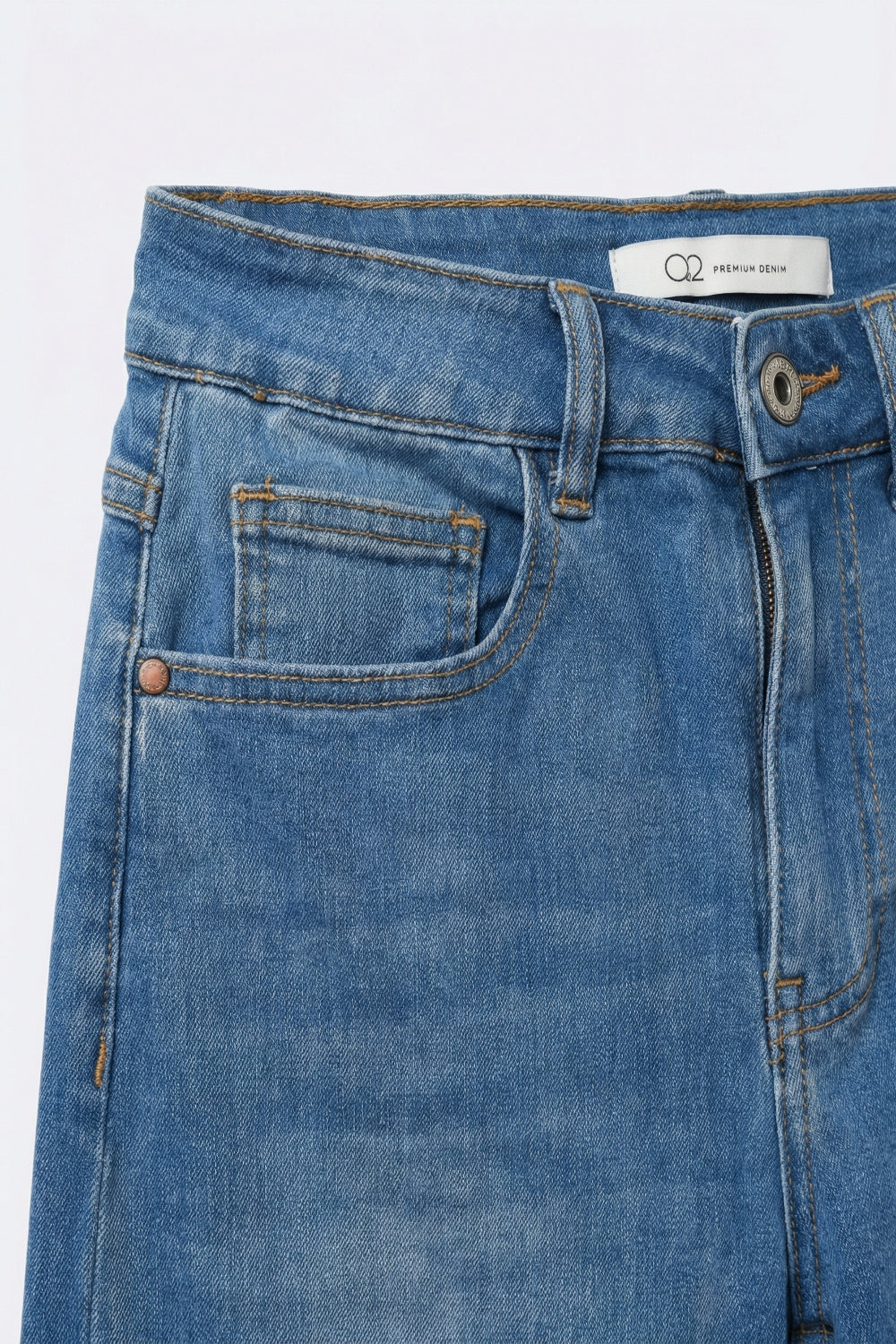 Jeans in denim a gamba larga lavaggio medio con cucitura laterale