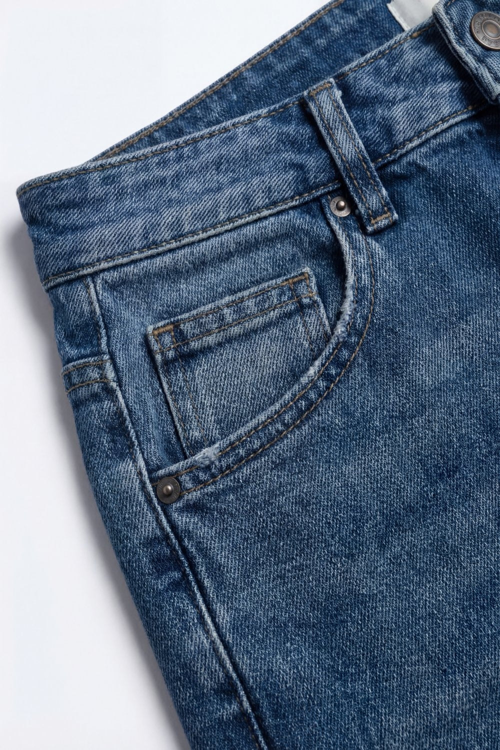 Jeans in Denim Blu a Gamba Larga Lavaggio Chiaro con Risvolti