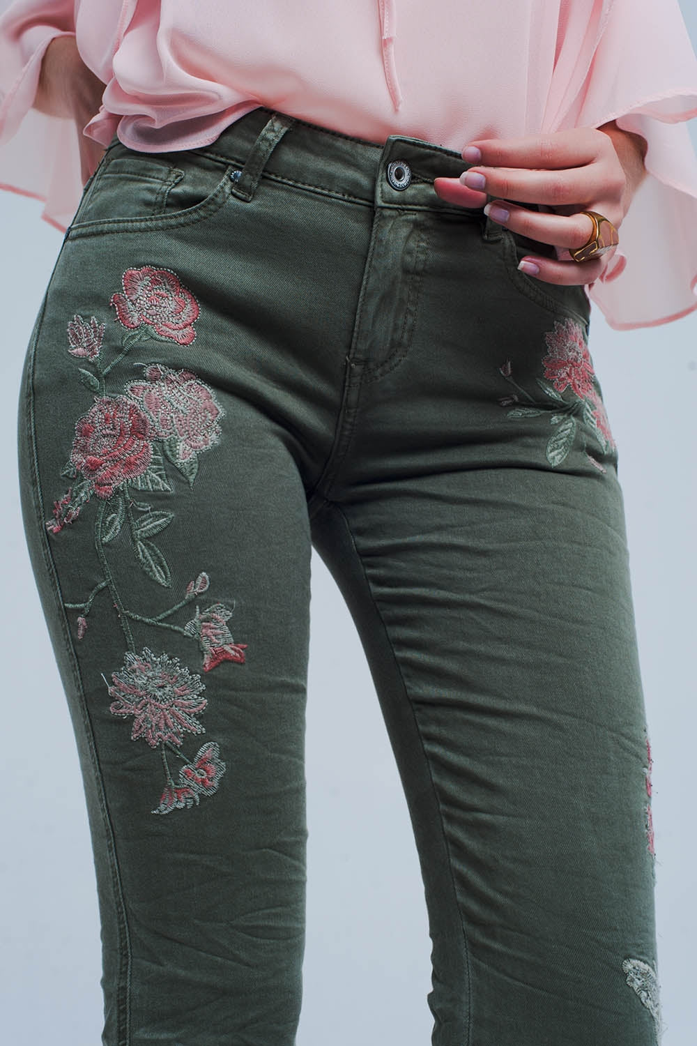 Jeans kaki con ricamo floreale