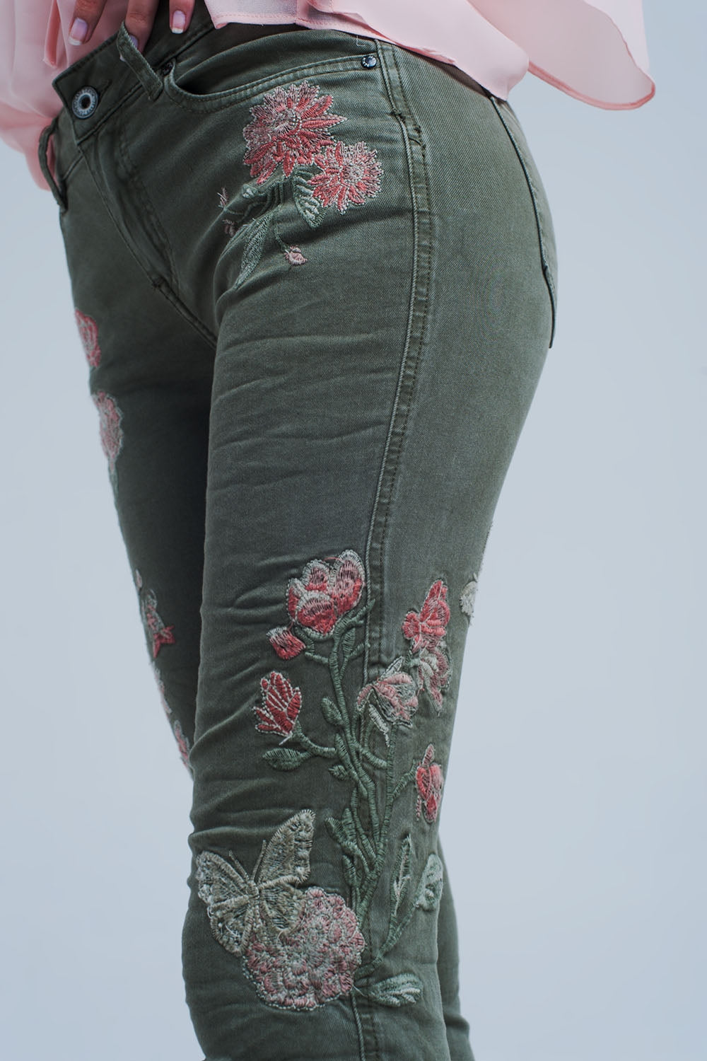 Jeans kaki con ricamo floreale