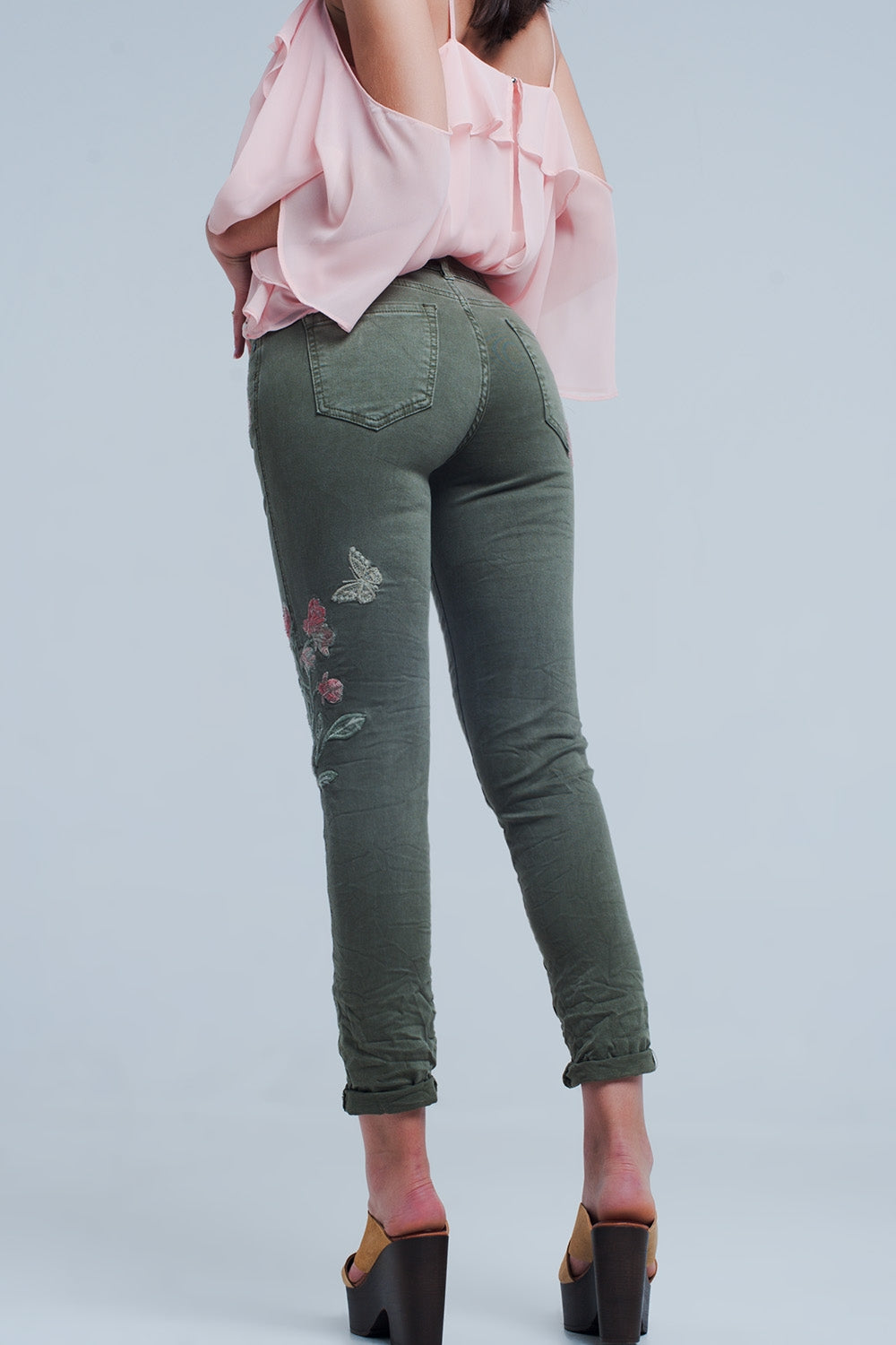 Jeans kaki con ricamo floreale