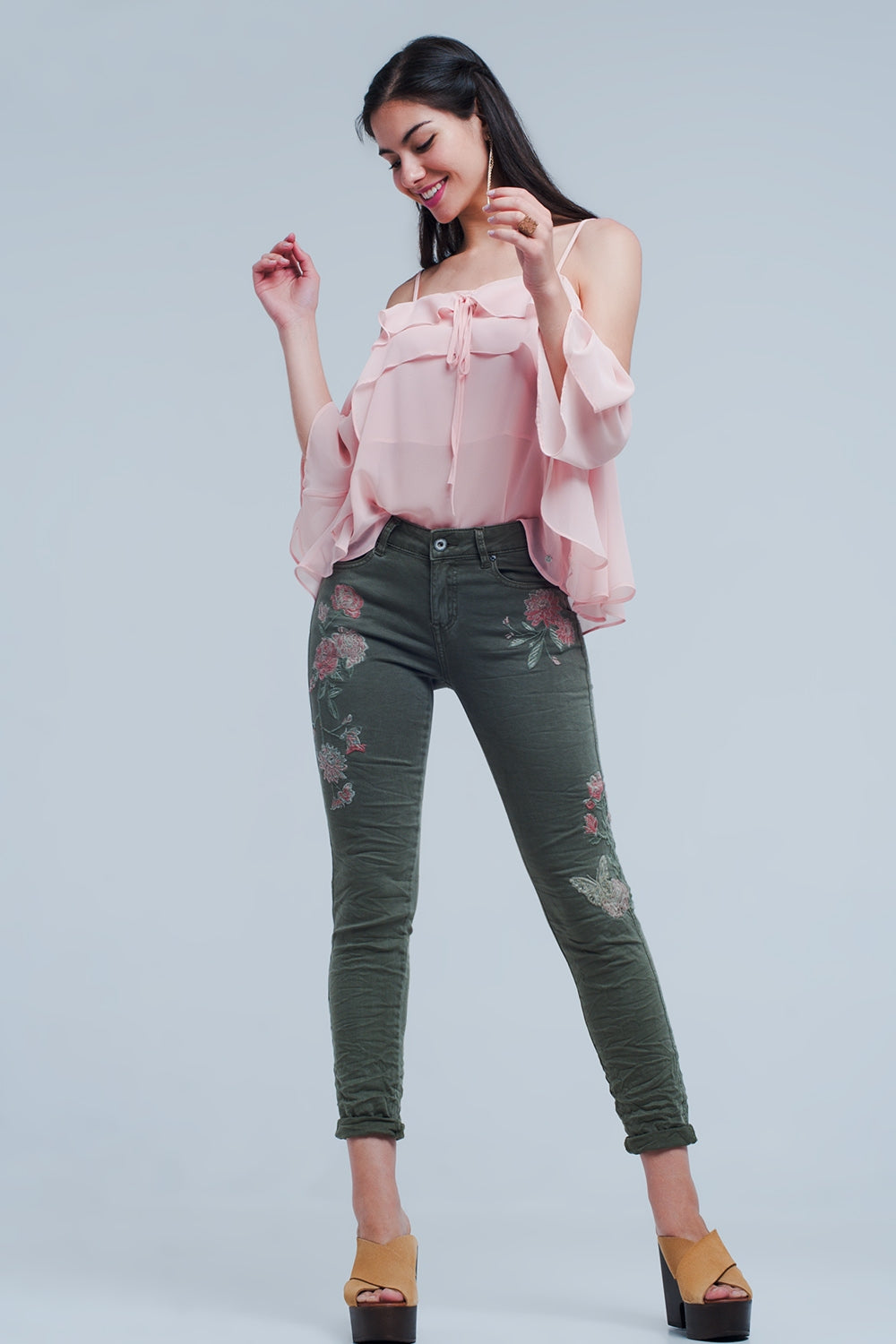 Jeans kaki con ricamo floreale