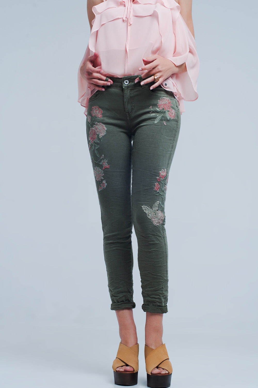 Jeans kaki con ricamo floreale