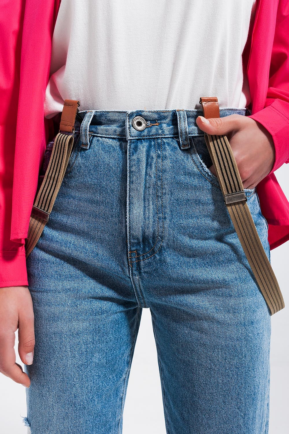 Jeans lavaggio blu chiaro con strappi al ginocchio