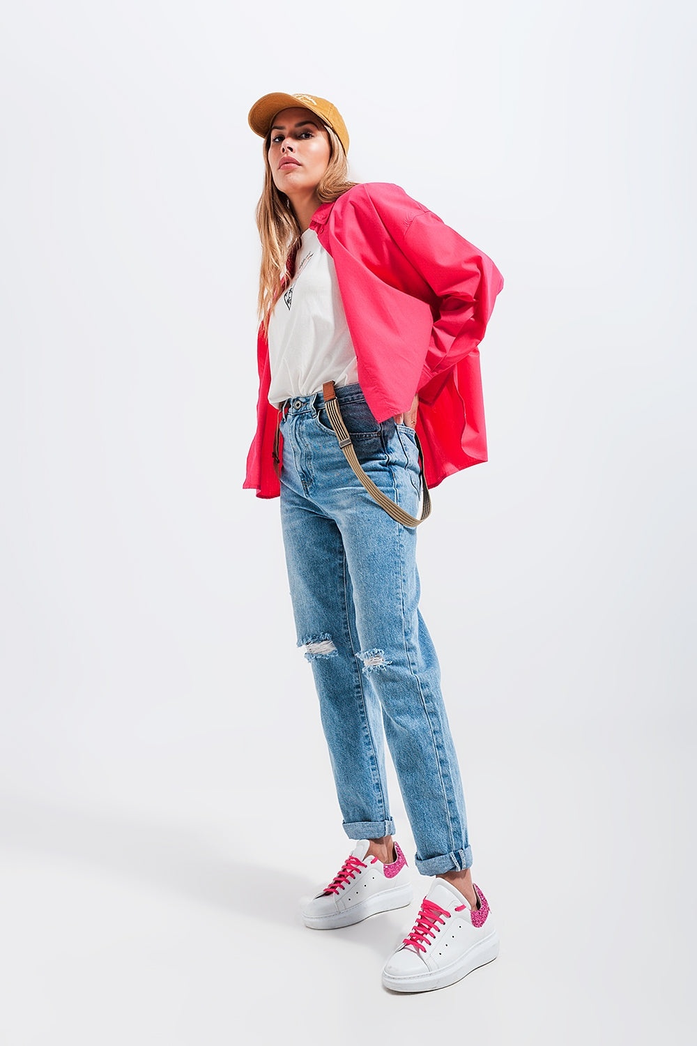 Jeans lavaggio blu chiaro con strappi al ginocchio