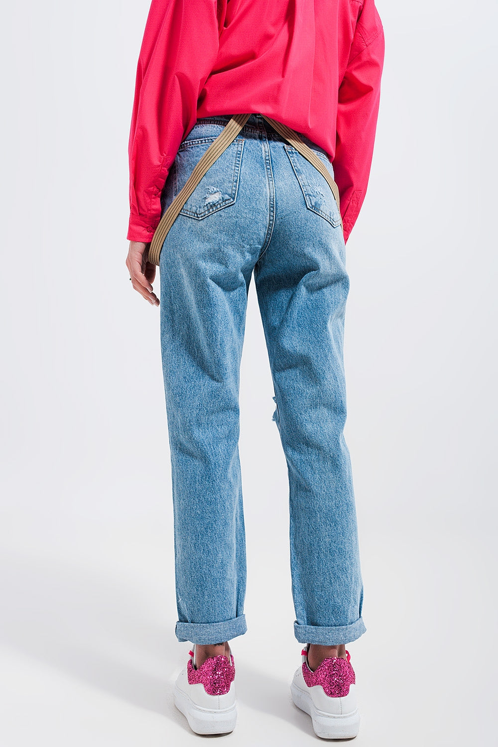 Jeans lavaggio blu chiaro con strappi al ginocchio